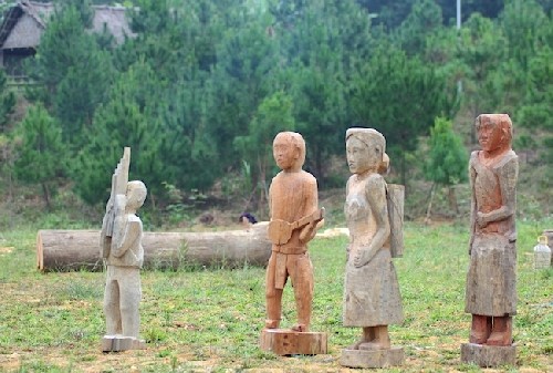 Могильные статуи народности Бана - ảnh 3